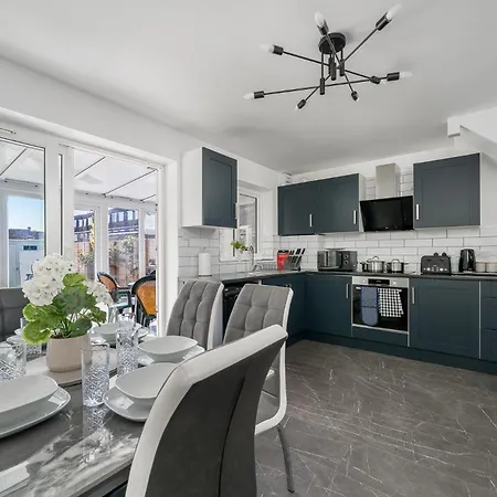 Villa 5 Bed House - Sleeps 11 - Garden